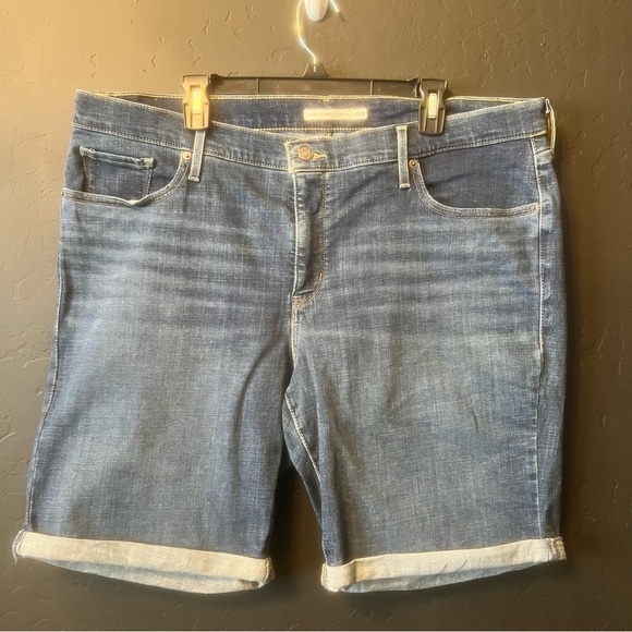 Levi CLASSIC BERMUDA WOMEN'S SHORTS (PLUS SIZE) Women's Denim Shorts Size: 20 W - Picture 5 of 12